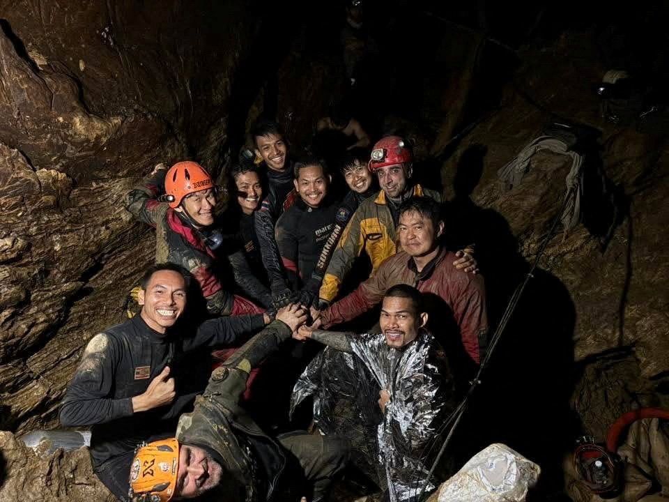 Rescuers pull first trapped person from flooded Laos cave - dzrh.com.ph